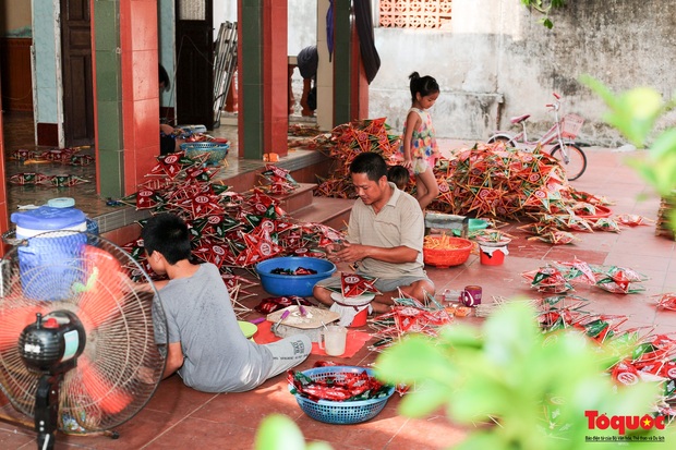 Gia đình giữ lửa nghề làm đèn ông sao truyền thống - Ảnh 6.