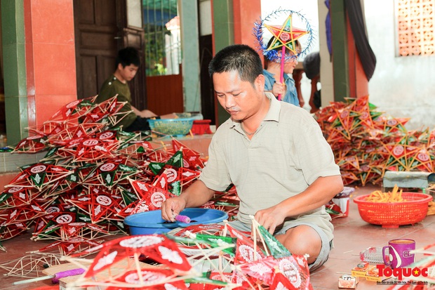 Gia đình giữ lửa nghề làm đèn ông sao truyền thống - Ảnh 2.