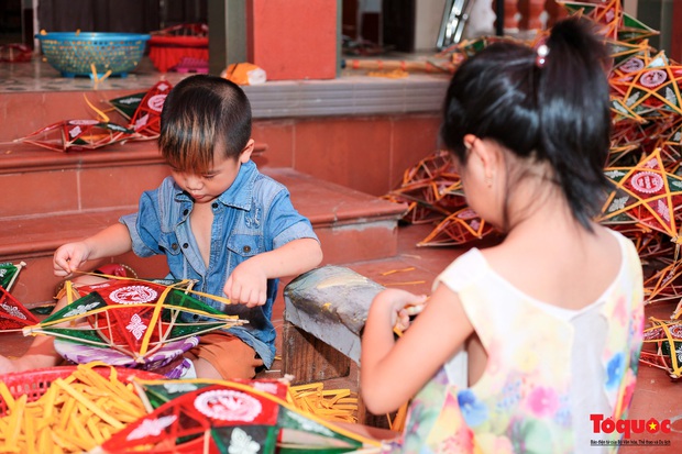 Gia đình giữ lửa nghề làm đèn ông sao truyền thống - Ảnh 13.