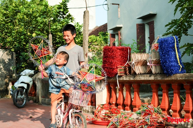 Gia đình giữ lửa nghề làm đèn ông sao truyền thống - Ảnh 12.