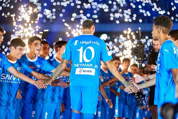Neymar gây ấn tượng đỉnh cao trước 60000 người hâm mộ tại Al Hilal nhưng bị chấn thương và không thể thi đấu