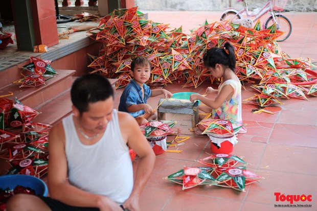 Gia đình giữ lửa nghề làm đèn ông sao truyền thống - Ảnh 11.