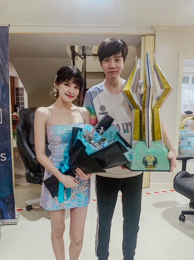 Đọ sức tình trường của MC hàng đầu Liên Quân Thái với nam tuyển thủ: Ai giữ trọn trái tim?