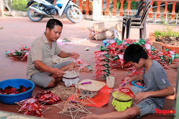 Gia đình giữ lửa nghề làm đèn ông sao truyền thống - Ảnh 8.