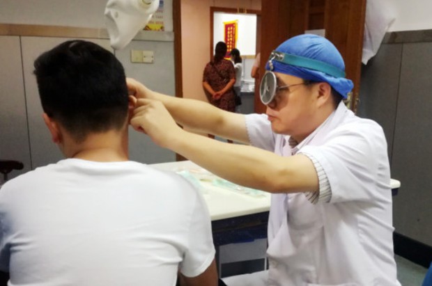 Chàng trai thủng màng nhĩ, chấn động dư luận sau nụ hôn với bạn gái