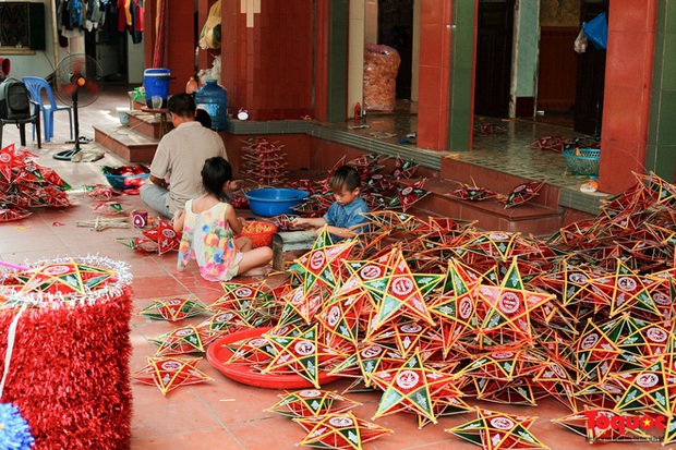 Gia đình giữ lửa nghề làm đèn ông sao truyền thống - Ảnh 1.