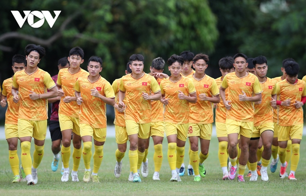 Văn Trường chuyển mình đáng kinh ngạc sau sự chỉ đạo tận tâm của HLV Hoàng Anh Tuấn!