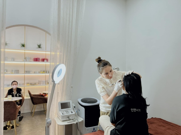 Những bước ngoặt đầy bất ngờ của Hoa hậu Việt: Từ bẫy kết hôn đến công việc phun xăm và livestream kinh doanh