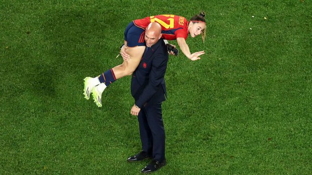 Cuộc điều tra FIFA: Sự thật đằng sau vụ chủ tịch LĐBĐ Tây Ban Nha 'cưỡng hôn' cầu thủ
