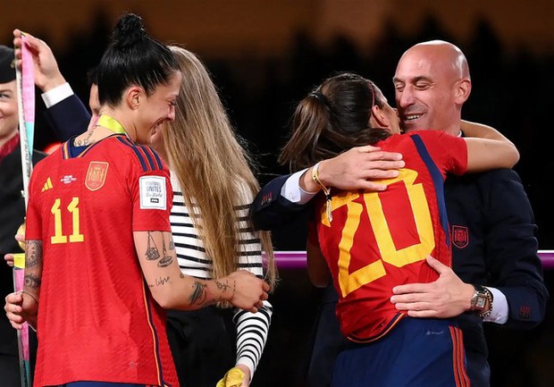 Cuộc điều tra FIFA: Sự thật đằng sau vụ chủ tịch LĐBĐ Tây Ban Nha 'cưỡng hôn' cầu thủ
