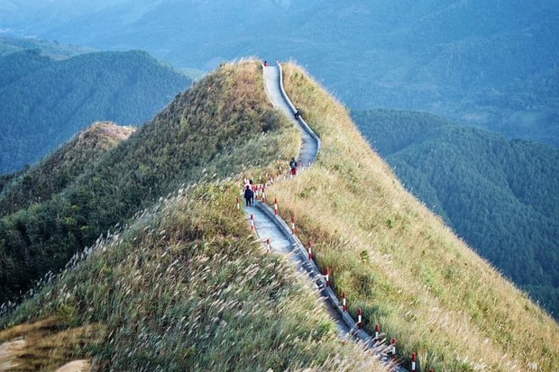 Săn mây trên 2 đoạn sống lưng khủng long hùng vĩ, thách thức dân mê xê dịch - Ảnh 1.