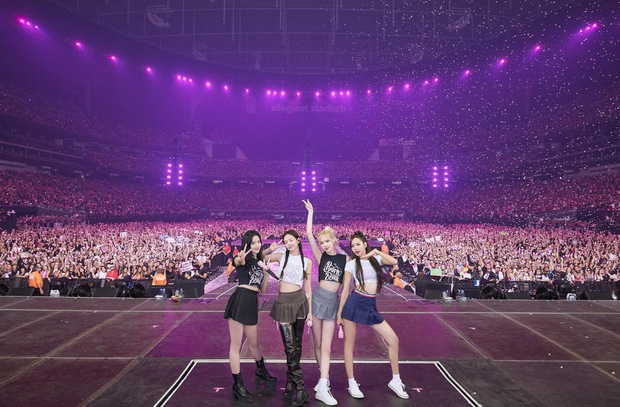 Vụ việc sốc tại concert BLACKPINK: Người hâm mộ bị tấn công, ướt nước dã man khiến cộng đồng mạng sửng sốt