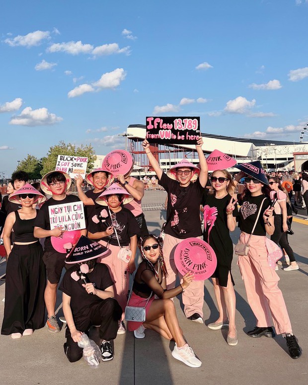 Gặp “Thầy Beo U40” tỏa sáng tại concert BLACKPINK: Gửi tận tay Jennie - Rosé bằng 200 nón lá, thành công vượt trội!