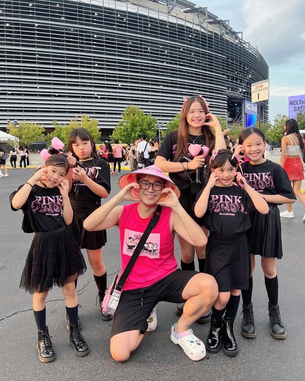 Gặp “Thầy Beo U40” tỏa sáng tại concert BLACKPINK: Gửi tận tay Jennie - Rosé bằng 200 nón lá, thành công vượt trội!