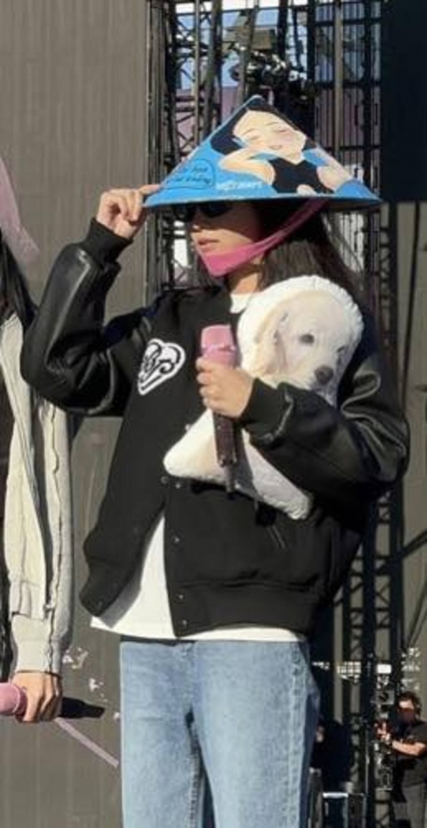 Gặp “Thầy Beo U40” tỏa sáng tại concert BLACKPINK: Gửi tận tay Jennie - Rosé bằng 200 nón lá, thành công vượt trội!