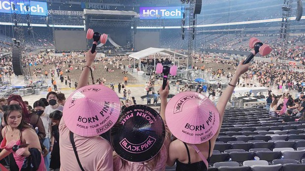 Gặp “Thầy Beo U40” tỏa sáng tại concert BLACKPINK: Gửi tận tay Jennie - Rosé bằng 200 nón lá, thành công vượt trội!