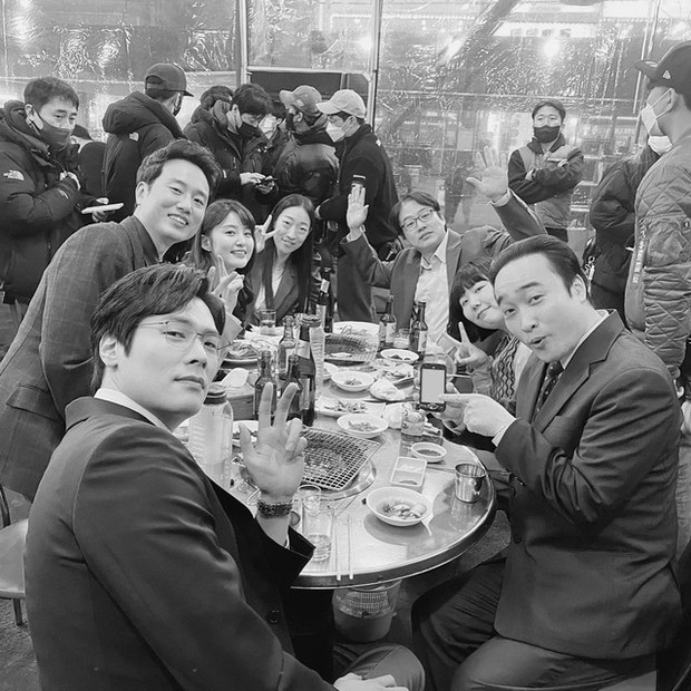 EXID bật mí loạt ảnh hậu trường Mask Girl, khoe khoảnh khắc tình tứ bên đối tác diễn đầy thú vị