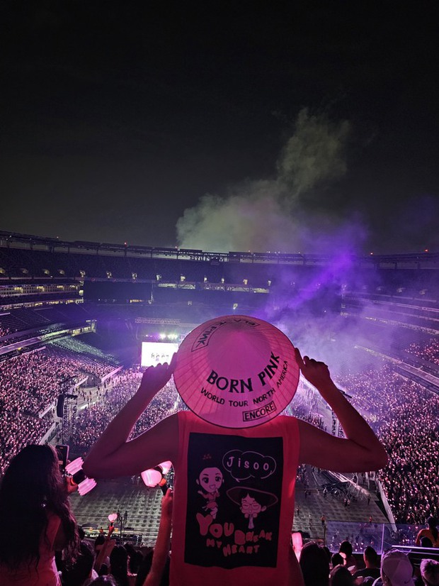 Gặp “Thầy Beo U40” tỏa sáng tại concert BLACKPINK: Gửi tận tay Jennie - Rosé bằng 200 nón lá, thành công vượt trội!