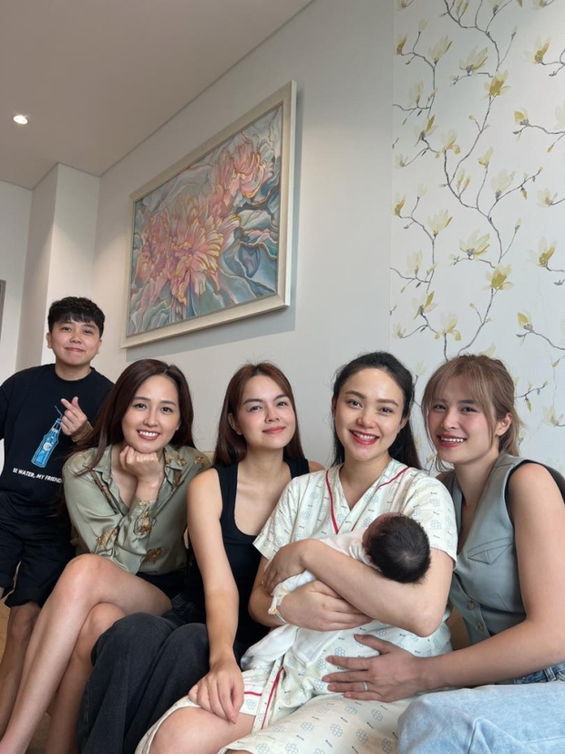 Mỹ nhân Minh Hằng gây sốt với bức hình cùng con đầu lòng, dân mạng thích thú thế nào?
