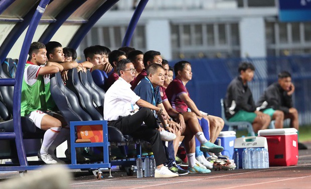 Quốc Việt chán nản với sút penalty thất bại, còn cầu thủ U23 Indonesia hớn hở khi ăn mừng