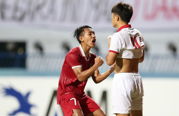 Quốc Việt chán nản với sút penalty thất bại, còn cầu thủ U23 Indonesia hớn hở khi ăn mừng