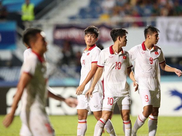 Quốc Việt chán nản với sút penalty thất bại, còn cầu thủ U23 Indonesia hớn hở khi ăn mừng