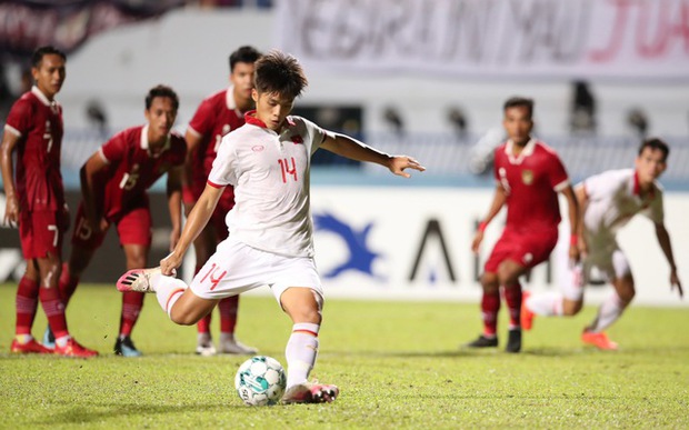 Quốc Việt chán nản với sút penalty thất bại, còn cầu thủ U23 Indonesia hớn hở khi ăn mừng