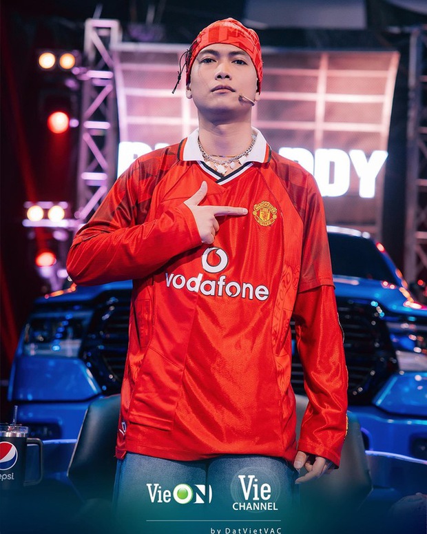 Fan cuồng MU diện cả áo Quỷ Đỏ, BigDaddy xoay CompA như Antony trên sân khấu Rap Việt