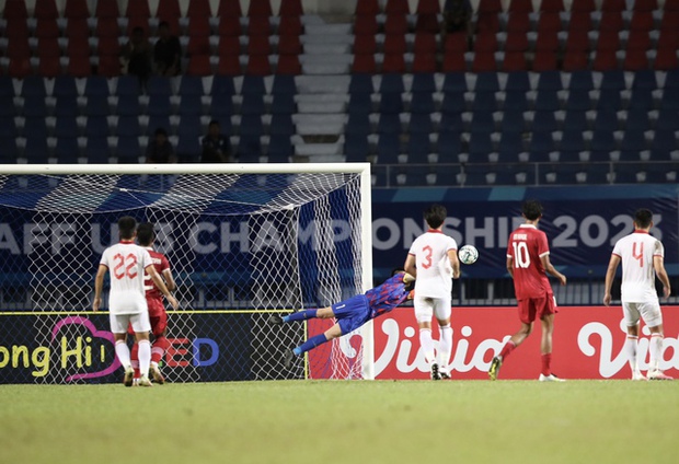 Quốc Việt chán nản với sút penalty thất bại, còn cầu thủ U23 Indonesia hớn hở khi ăn mừng