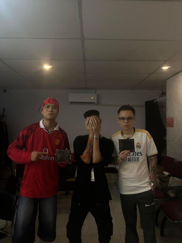 Fan cuồng MU diện cả áo Quỷ Đỏ, BigDaddy xoay CompA như Antony trên sân khấu Rap Việt