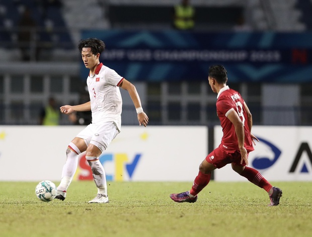 Quốc Việt chán nản với sút penalty thất bại, còn cầu thủ U23 Indonesia hớn hở khi ăn mừng