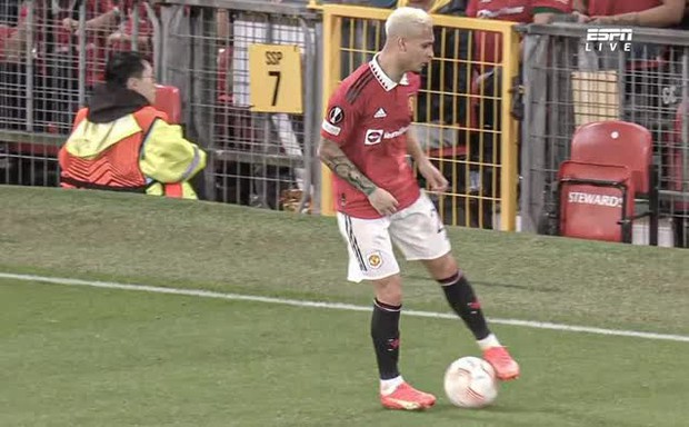 Fan cuồng MU diện cả áo Quỷ Đỏ, BigDaddy xoay CompA như Antony trên sân khấu Rap Việt