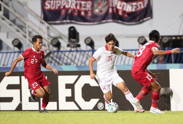 Quốc Việt chán nản với sút penalty thất bại, còn cầu thủ U23 Indonesia hớn hở khi ăn mừng