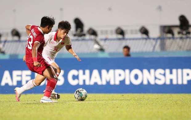 Quốc Việt chán nản với sút penalty thất bại, còn cầu thủ U23 Indonesia hớn hở khi ăn mừng