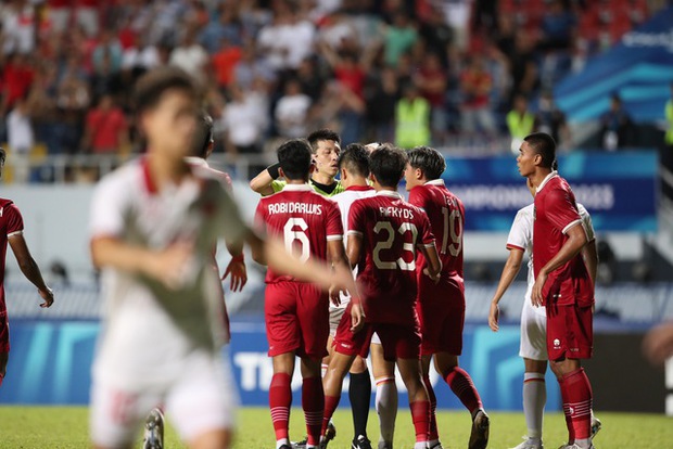 Quốc Việt chán nản với sút penalty thất bại, còn cầu thủ U23 Indonesia hớn hở khi ăn mừng
