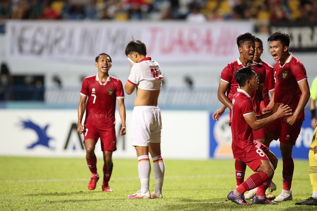 Quốc Việt chán nản với sút penalty thất bại, còn cầu thủ U23 Indonesia hớn hở khi ăn mừng