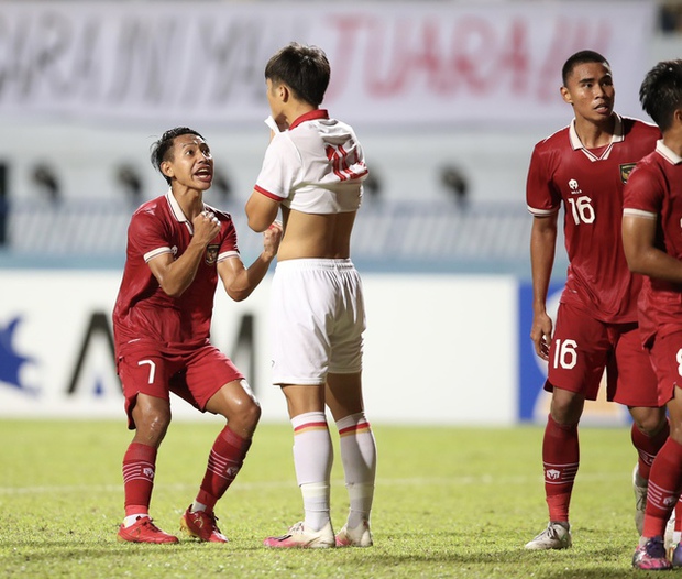 Quốc Việt chán nản với sút penalty thất bại, còn cầu thủ U23 Indonesia hớn hở khi ăn mừng