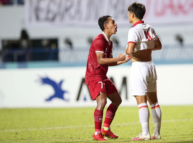 Quốc Việt chán nản với sút penalty thất bại, còn cầu thủ U23 Indonesia hớn hở khi ăn mừng