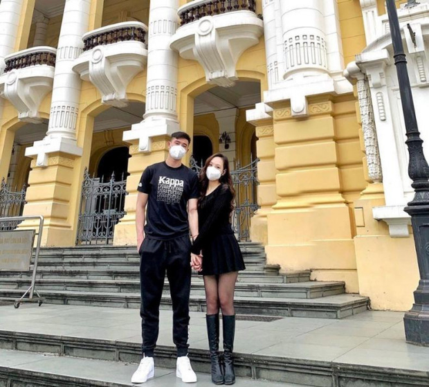 Quan Văn Chuẩn tái hiện khoảnh khắc lãng mạn trên khán đài sau khi vô địch thủ môn xuất sắc nhất U23 Đông Nam Á