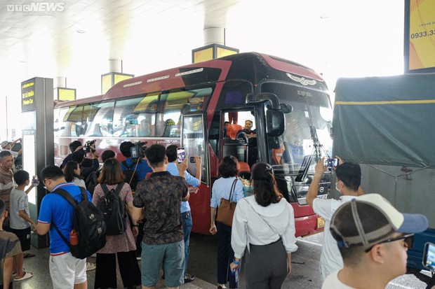 Người hâm mộ háo hức chào đón 'chàng trai vàng' trở về sau chiến thắng vô địch U23 Đông Nam Á