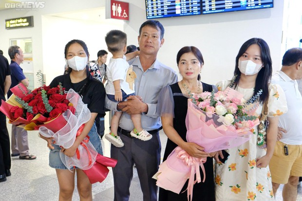 Người hâm mộ háo hức chào đón 'chàng trai vàng' trở về sau chiến thắng vô địch U23 Đông Nam Á
