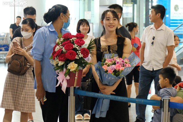Người hâm mộ háo hức chào đón 'chàng trai vàng' trở về sau chiến thắng vô địch U23 Đông Nam Á
