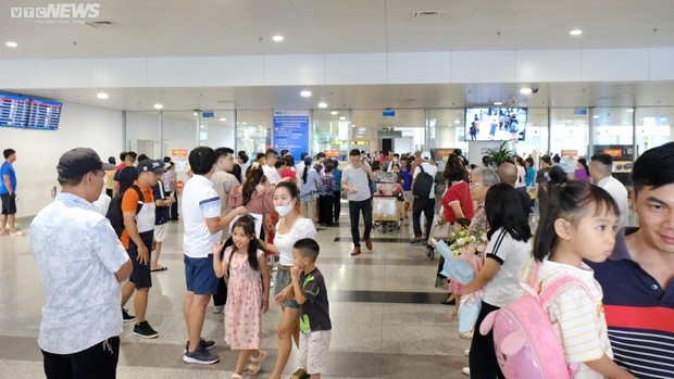 Người hâm mộ háo hức chào đón 'chàng trai vàng' trở về sau chiến thắng vô địch U23 Đông Nam Á