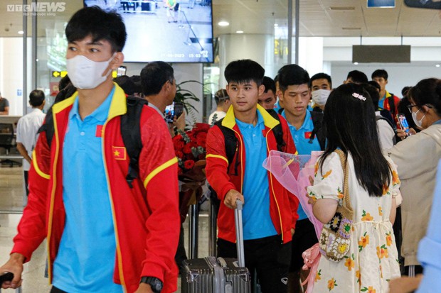 Người hâm mộ háo hức chào đón 'chàng trai vàng' trở về sau chiến thắng vô địch U23 Đông Nam Á