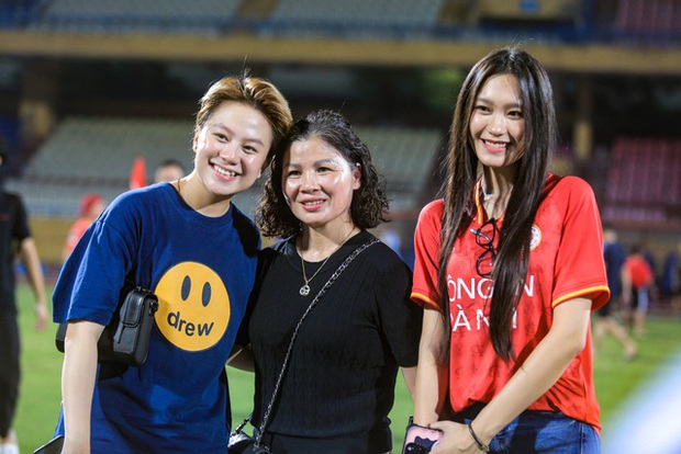 Ngạc nhiên với nụ cười tươi tắn của Doãn Hải My khi tái hiện khoảnh khắc đáng yêu cùng bố mẹ Đoàn Văn Hậu