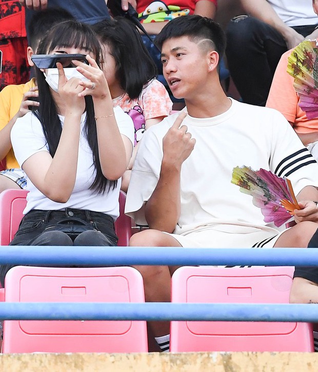 Bí mật về nhan sắc bạn gái Văn Hậu và vợ Văn Đức qua camera thường sẽ khiến bạn bất ngờ!