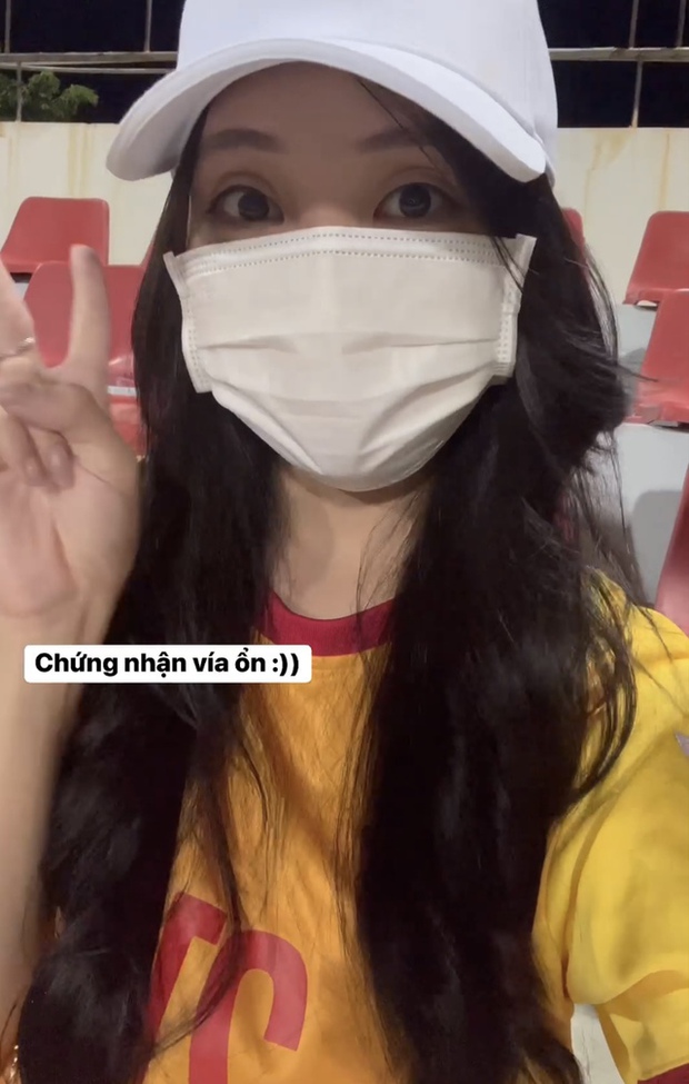 Quan Văn Chuẩn tái hiện khoảnh khắc lãng mạn trên khán đài sau khi vô địch thủ môn xuất sắc nhất U23 Đông Nam Á