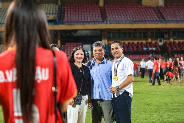 Ngạc nhiên với nụ cười tươi tắn của Doãn Hải My khi tái hiện khoảnh khắc đáng yêu cùng bố mẹ Đoàn Văn Hậu