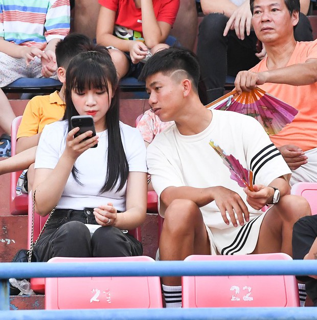 Bí mật về nhan sắc bạn gái Văn Hậu và vợ Văn Đức qua camera thường sẽ khiến bạn bất ngờ!