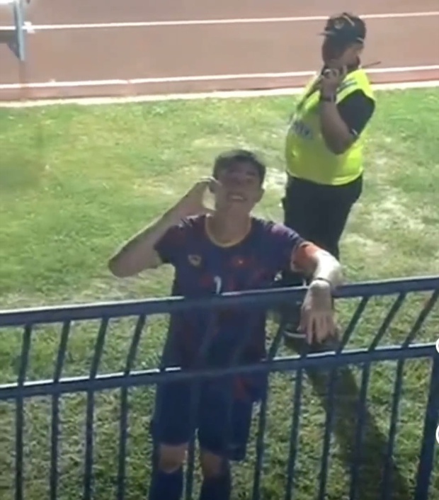 Quan Văn Chuẩn tái hiện khoảnh khắc lãng mạn trên khán đài sau khi vô địch thủ môn xuất sắc nhất U23 Đông Nam Á